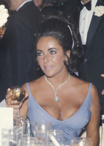 1970 - Elizabeth Taylor minden idők egyik leglenyűgözőbb Oscar-ékszer pillanatával ajándékozta meg a rajongókat, amikor az Oscar-bálon egy 69,42 karátos, körte alakú nyakláncot viselt, amely Taylor-Burton gyémántként vált híressé. Mindezt Edith Head csodás szabású ruhájával egészítette ki. A gyémántot 1969-ben Taylor akkori férje, Richard Burton vásárolta meg a Cartier-től 1,1 millió dollárért, és ezt a lenyűgöző nyakláncot készíttette. Ez a kivételes kő Hollywood egyik legnagyobb szerelmi kapcsolatának szimbólumává vált.