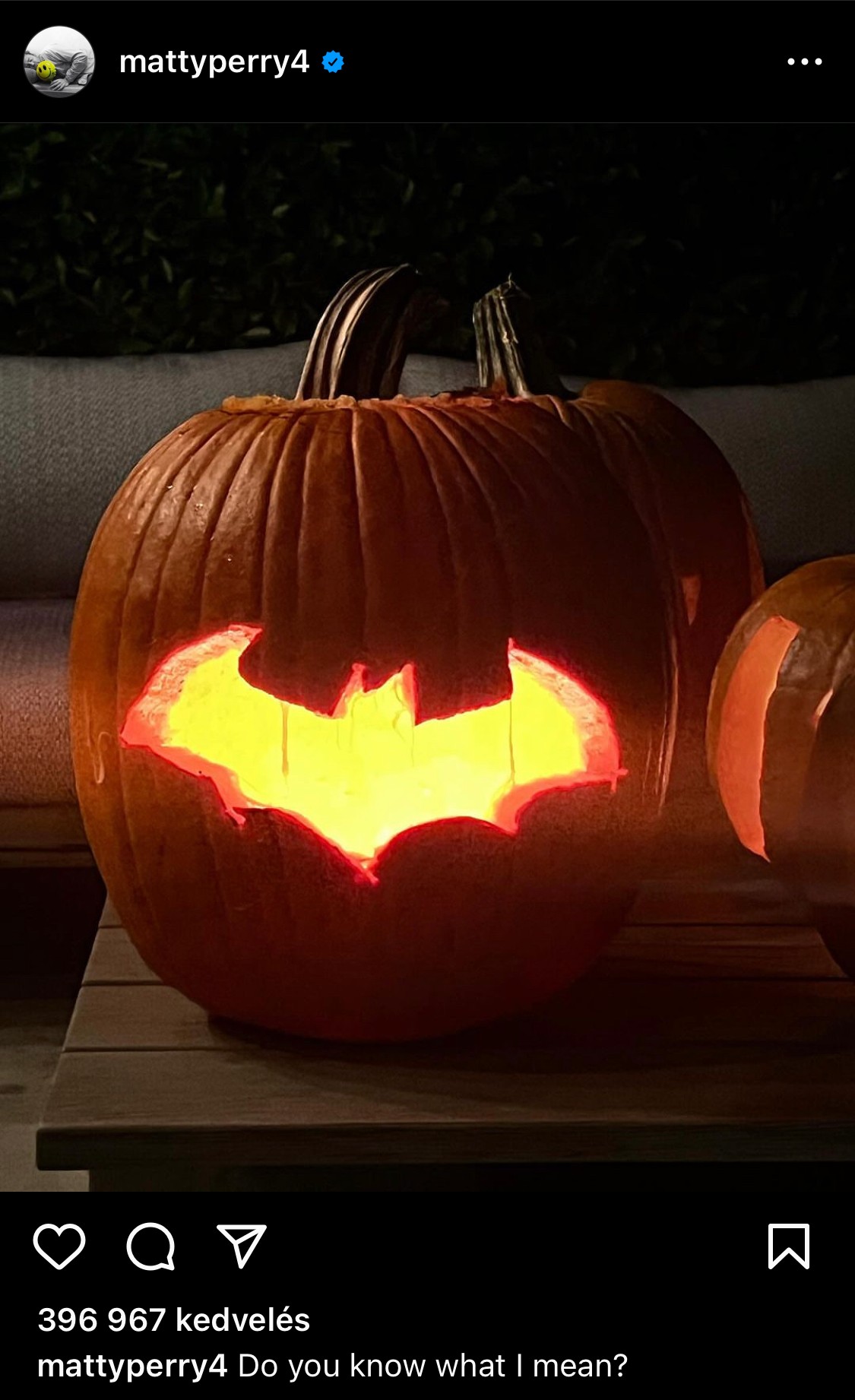 Matthew Perry egy halloweeni tökbe is a Bat Symbol-t faragta. A szintén október 23-án publikált tartalom képaláírásban csak egy kérdést tett fel: Do you know what I mean?/Tudod, hogy mire gondolok?.