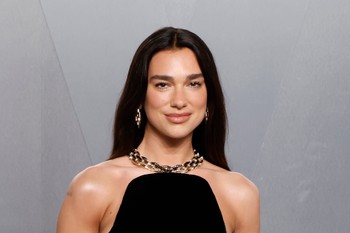 Dua Lipa pucérfelsőjénél rég láttunk izgalmasabbat, csupán gombok takarják az énekesnő testét
