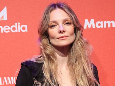 Csak egy apró táska takarja Mihalik Enikő melleit, pikáns fotósorozatot vállalt be a magyar modell