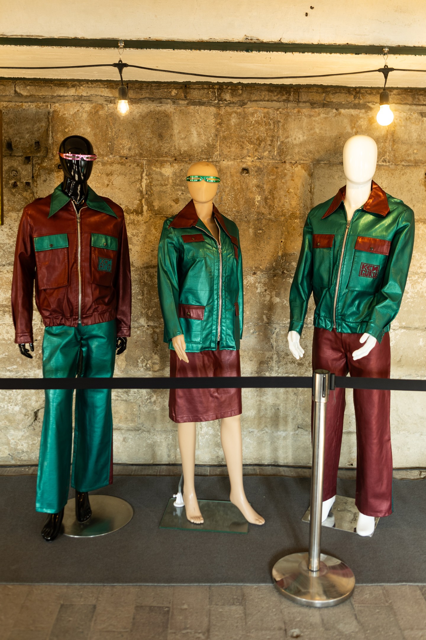 Kenguru 30. jubileumi kiállítás a Viadukt Bárban, Budepesten