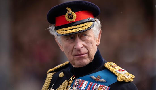 Károly király eltűnik a koronázás előtt, és kiváló oka van rá 