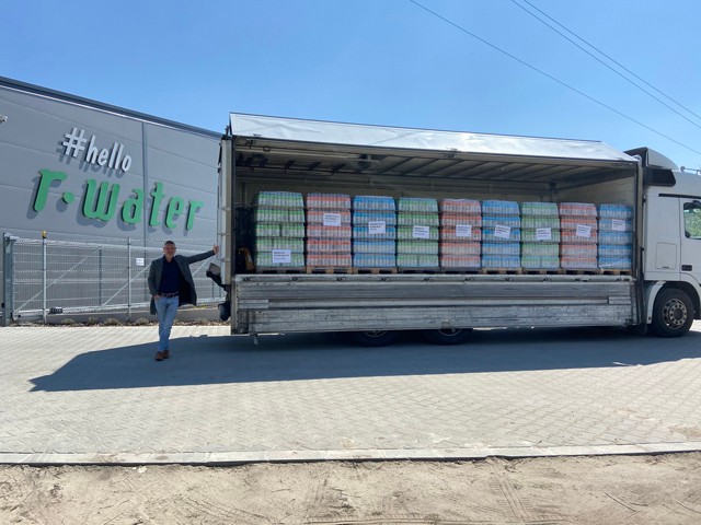 54 000 palack vitaminitalt adományoztak rászoruló családoknak, idősotthonoknak, hajléktalanszállóknak