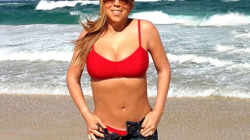 Mariah Carey kebelcsodaként a tengerparton