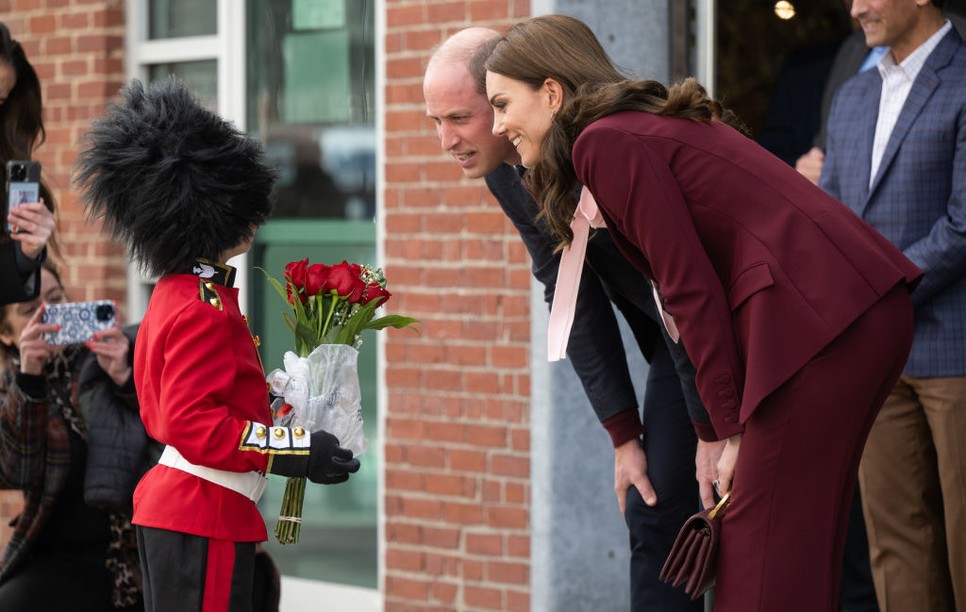 Vilmos herceg és Katalin hercegné egy kis királyi testőrrel is találkoztak, aki egy csokor rózsát nyújtott át a hercegnének