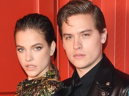 Nyugi, nem fojtja meg! Palvin Barbi szexin húzogatja Dylan Sprouse nyakkendőjét Milánóban