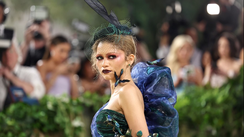 Zendaya egy drámai John Galliano által tervezett Maison Margiela Artisanal ruhában és fejdíszben a Met-gálán