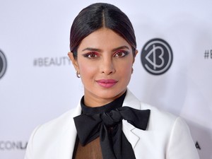 Tátott szájjal bámuljuk Priyanka Chopra ultradögös villantós szerelését