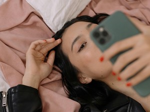 Szakértő figyelmeztet: akár meg is betegedhetsz, ha evés közben nálad van a mobiltelefonod is