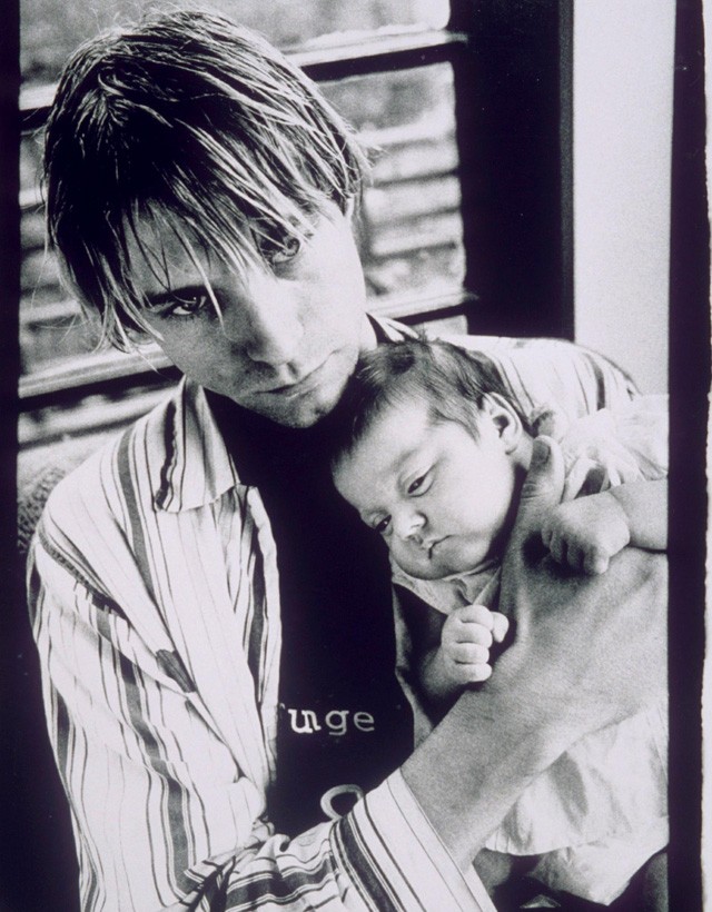 Kurt Cobain az újszülött kislányával, Frances Beannel