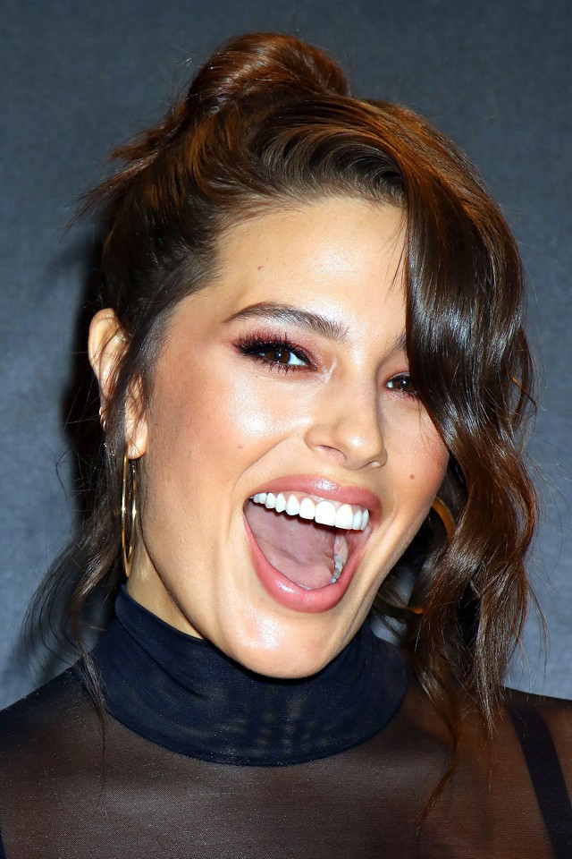 Ashley Graham újra szexizik, megmutatta életünk bársonyszoknyáját!