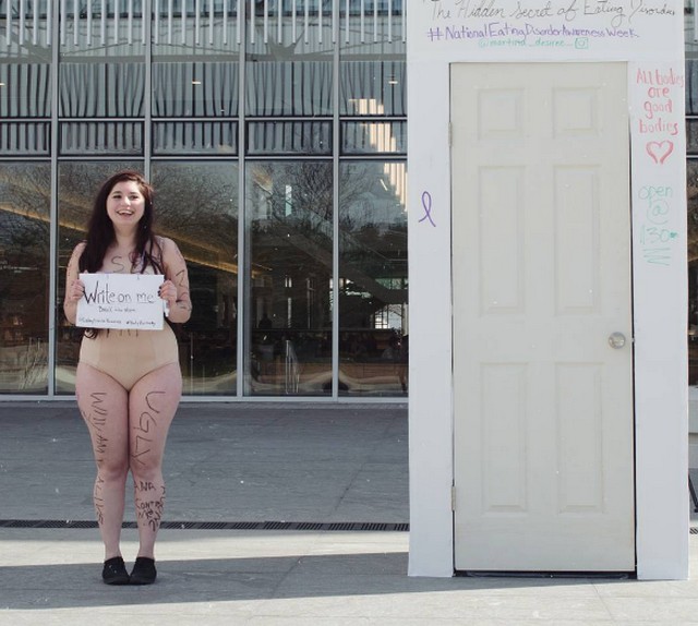 Martina, performansz meztelen test