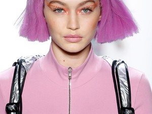 Hű! Gigi Hadid és Stella Maxwell is rózsaszín hajjal lépett a kifutóra!