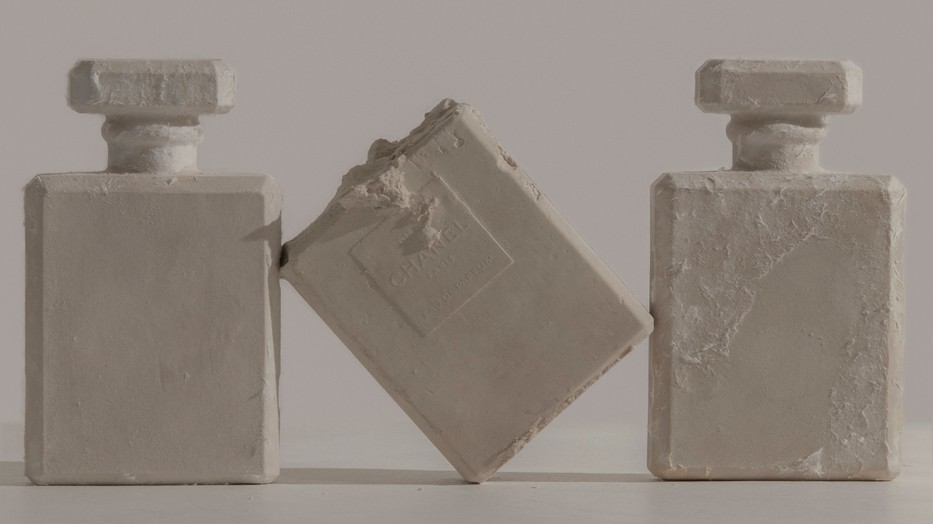 Ezt a formát látva már szinte azonnal az orrunkban érezzük a Chanel N°5 illatát