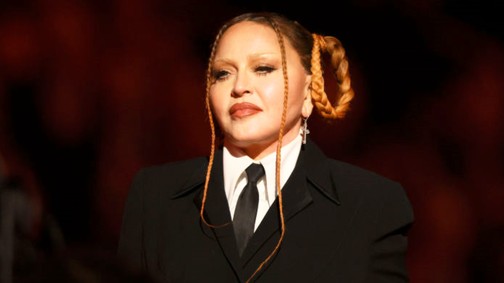 Ő Madonna 38 évvel fiatalabb szerelme, aki eljegyezhette a 66 éves énekesnőt