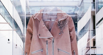 Bizarr! A halott divattervező bőréből készül táska és kabát!