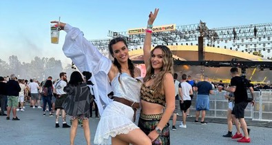 Gelencsér Tímea és Tolvai Reni a Balaton Soundon bulizik, és nem is akármiben!