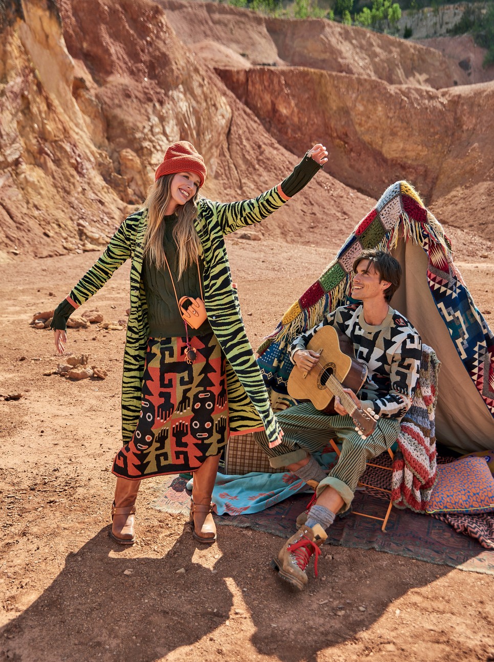 Vanda: Kardigán és aztékmintás pamutszoknya ESZKA 41 990 Ft, 18 990 Ft | Pamutpulóver PINKO 79 790 Ft | Gyapjúsapka WEEKEND MAX MARA 14 995 Ft | Bőr minitáska és kulcstartó FURLA furla.com | Bőrcsizma RETROCK 27 480 Ft | Dan: Pulóver ESZKA 25 990 Ft | Nadrág és bakancs RETROCK 26 480 Ft, 29 980 Ft | Zokni CALZEDONIA 2995 Ft | Háttér: Párna és pléd ESZKA eszka.hu