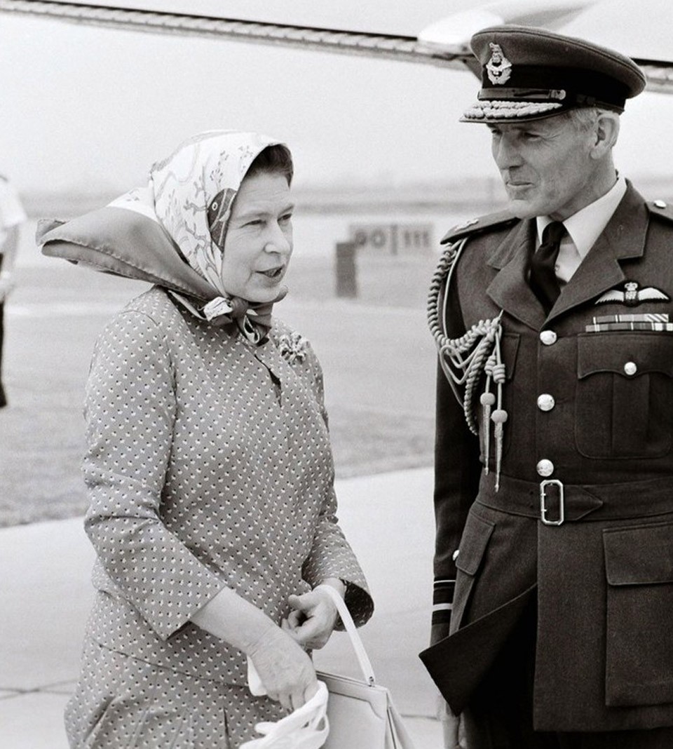  A reptéren is praktikus viselet a selyemkendő