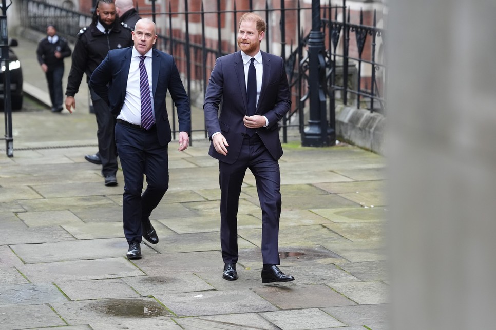 Harry herceg jó hangulatban érkezett a bíróságra