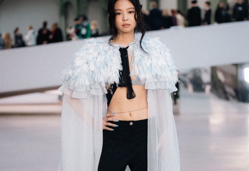 Kylie Jenner miniszoknyában parádézott, Dua Lipa éjkirálynőként tündökölt - íme a Chanel bemutató legizgalmasabb szettjei