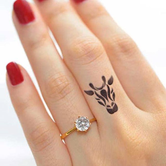 tetoválás, tetkó, tetoválás ujjra, tetoválás ujjra, miniatűr tetoválás, rihanna, cara delevingne