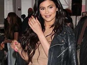 Neee! Már Kylie Jenner is hordja a cipőt, amitől feláll a szőr a hátunkon!