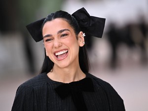 Dua Lipa pucérruhájából csak úgy ordít a meztelenség: még a melltartója is átlátszó