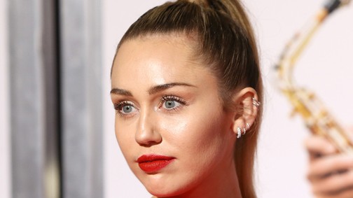 Micsoda? Miley Cyrus-t megcsalta a barátja?
