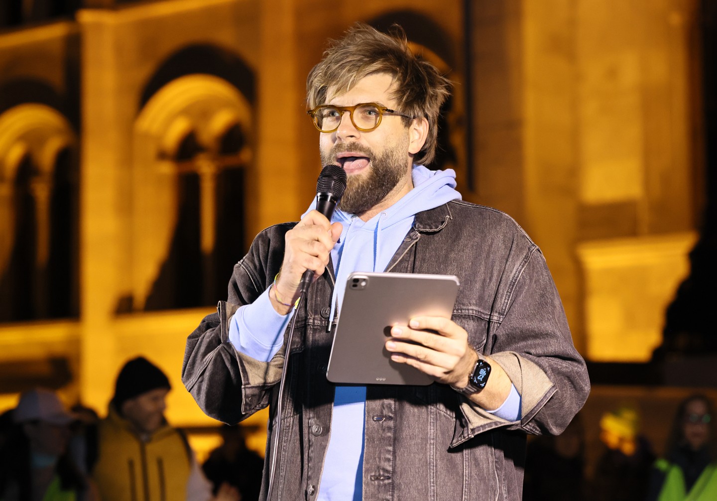 A Sikítozó kékharisnyák demonstráción Szűcs Gergely kommunikációs tréner is felszólalt. 
