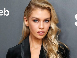 Hűha: Stella Maxwell blézere alatt nem viselt SEMMIT, egyáltalán semmit
