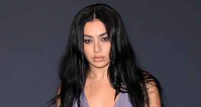 Álomszép Vivienne Westwood miniruhában mondta ki a boldogító igent a Sziget Fesztivál sztárja: Charli XCX kollégájához ment férjhez