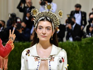 Hajsál? Lorde meglepő kiegészítővel lépett a vörös szőnyegre