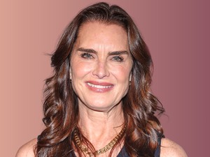 A 61 éves Brooke Shields fürdőruhában mutatta meg alakját, brutálisan jó formában van a színésznő