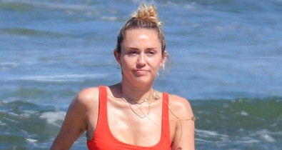 Húúú, Miley Cyrus kockás hasa elképesztő