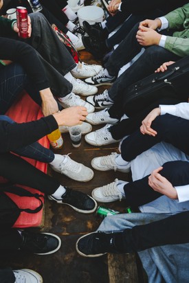 A húsvéti locsolkodást eddig ciki volt szeretni, a fiatal magyar fotós képeinek hála új értelmet kap a hagyomány