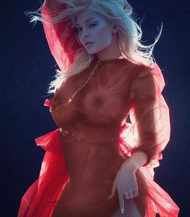 Kylie Jenner mellvillantós ruhában