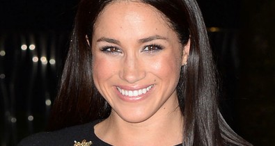 Azta: Meghan Markle színpadon énekli a Santa Baby-t