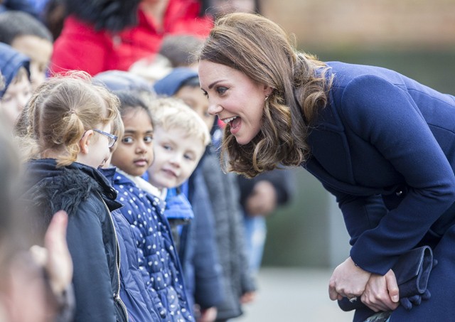 Kate Middleton felvidítja, aki megszeppen a találkozástól