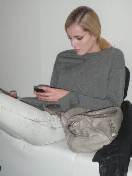 A lányok új őrülete, a BlackBerry Messenger. Denisa Dvorakova is ezen lóg megállás nélkül. Denisa egyébként az Elite Model Look 2007 világverseny győztese volt.
