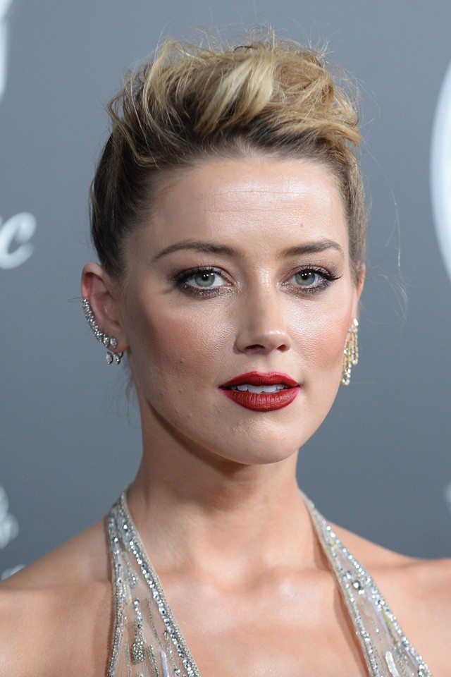 Amber Heard mindent megmutat ezüst hálóruhájában, szexibb mint valaha