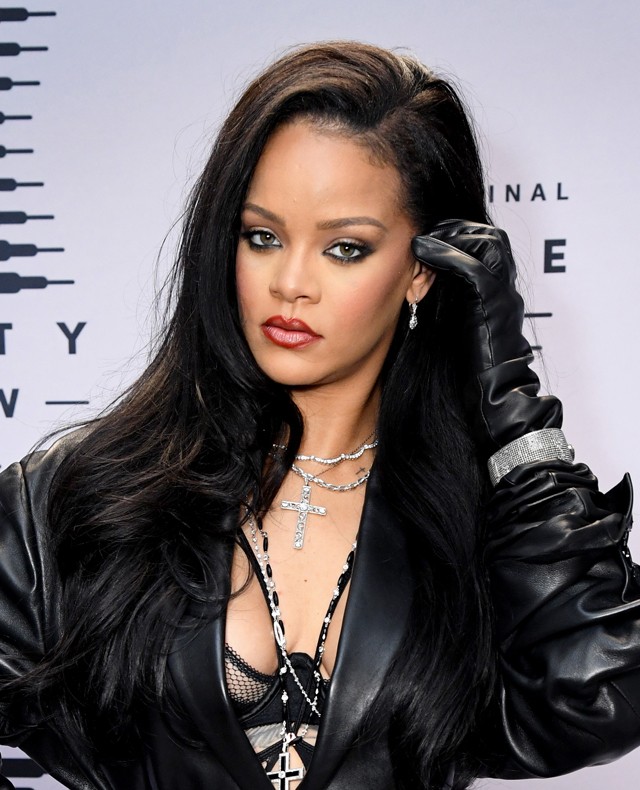 Két különböző szexi szettben parádézott Rihanna a saját márkájának divatbemutatóján