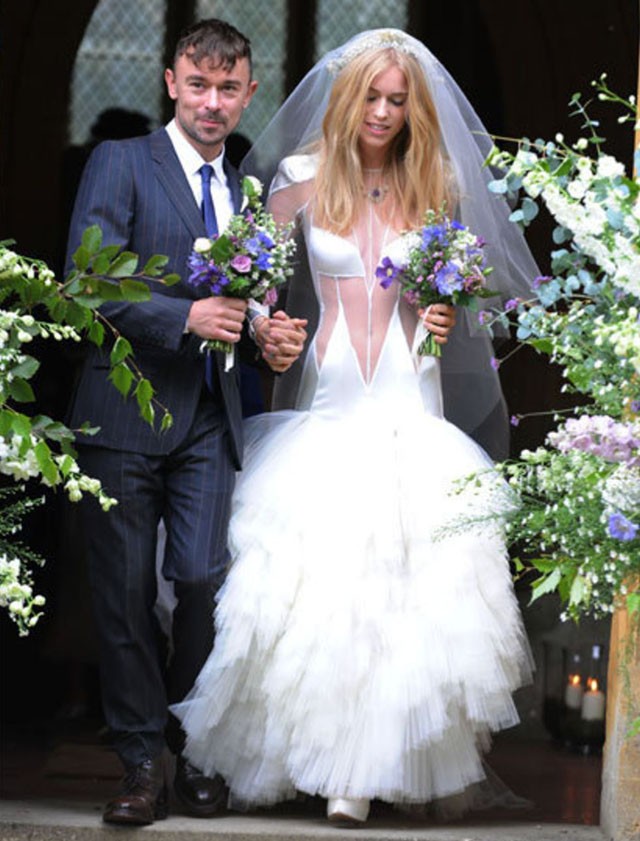 Lady Mary Charteris ruháját, aki egyszer látta, sose feledi...