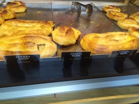 A szarajevói pékségek kirakataiban sorakozó burekek és piték illata már kora reggel belengi az utcákat.