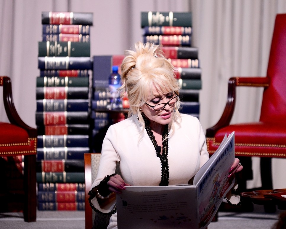 Dolly Parton nemcsak countryénekesnő volt, hanem szívén viselte megannyi gyerek sorsát is