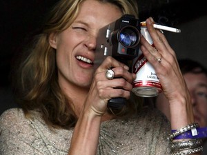 Kate Moss nem bírja cigi nélkül