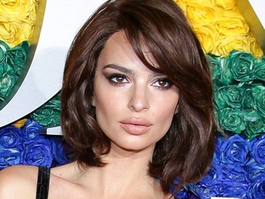 Akkor ez most egy melltartó, vagy egy ruha Emily Ratajkowskin?