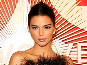 Napi cuki: Kendall Jenner pasijának anyukájával nézte a sztárkosaras meccsét