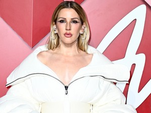 Hihetetlen, micsoda formában van mindössze öt hónappal a szülés után: Ellie Goulding falatnyi bikiniben pózol