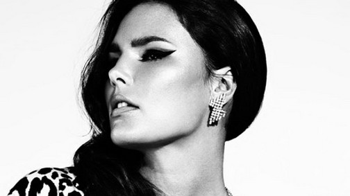 Címlapra vetkőzött a plus-size modell